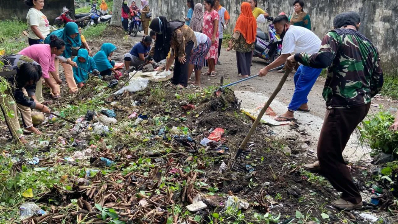 Gotong Royong Bersama Bhabinkamtibmas, Masyarakat Kelurahan Mangga Besar Diajari Pentingnya Kebersihan