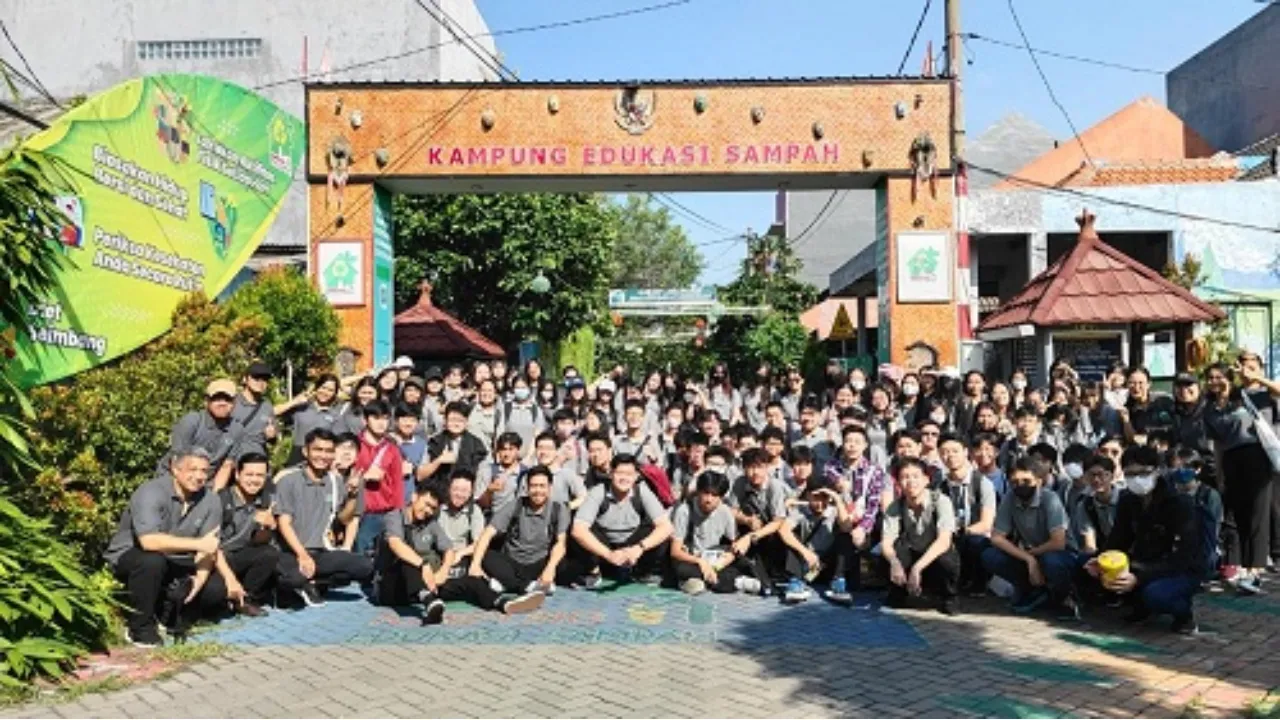 Kunjungan Edukasi SMA Kristen Petra Acitya ke Kampung RT 23 Sekardangan tentang Pengolahan Sampah